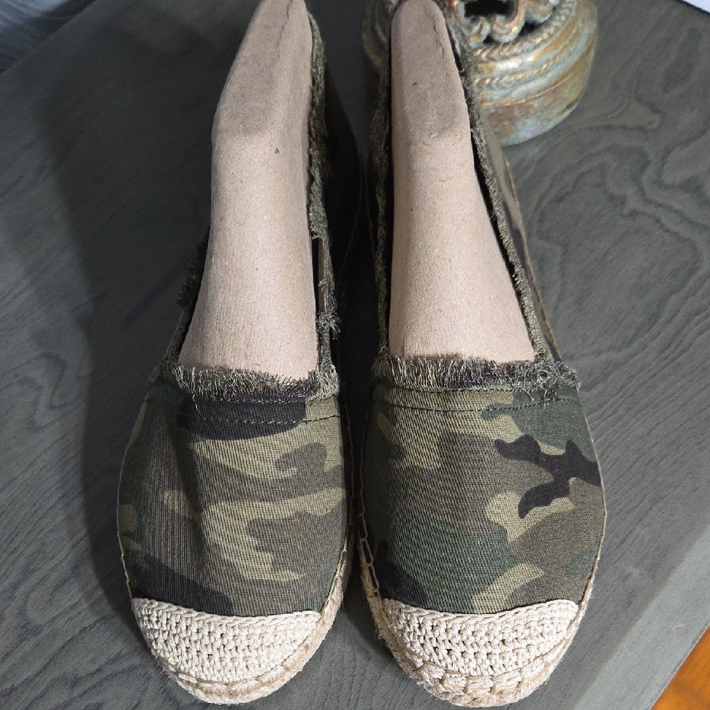 Nine West Camouflage Espadrilles Size 8.5